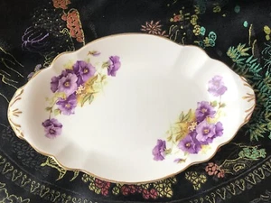 "Bandeja real Royal Standard Bone China con mango de 8,25"" de ancho púrpura pensamiento usada en excelente estado" - Imagen 1 de 4