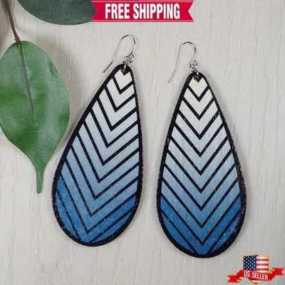 Pendientes boho ligeros de madera Chevron azul lágrima, alambres de platino Foto 1 de 4