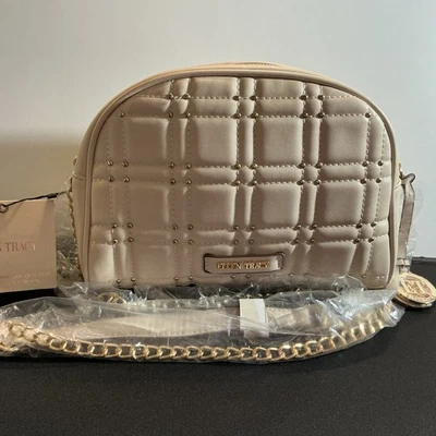 Bolso Bandolera Ellen Tracy Cuadrado Liso Acolchado y Tachonado Media Luna Cadena Dorada Foto 1 de 4