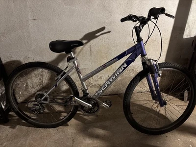 Bicicleta de montaña Schwinn Sidewinder 26" para mujer plateada y azul Foto 1 de 2