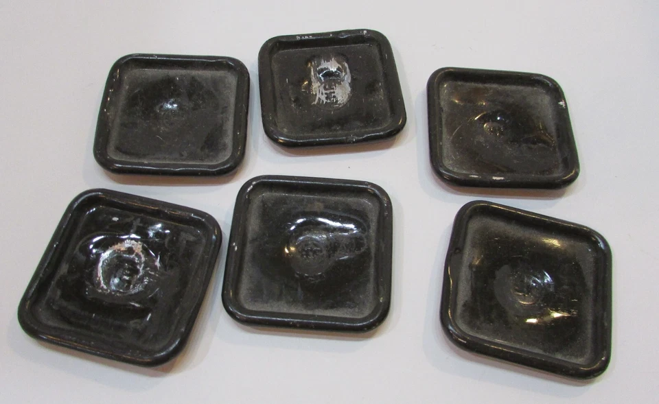 套装 6 复古 20 世纪 40 年代 2.25 英寸方形棕色锡带红色羊毛垫家具腿杯垫 — 第 1/2 张图片