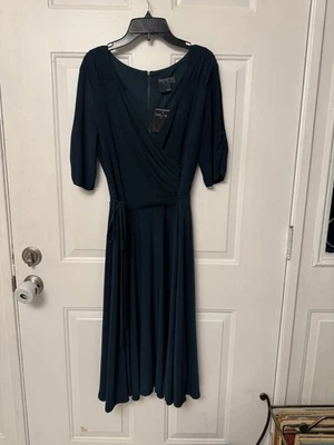 Vestido para mujer Gabby Skye manga codo cuello en V calce liso y acampanado verde cazador 14 Foto 1 de 4