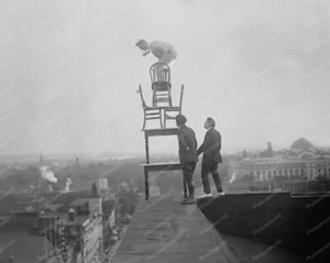 Silla Daredevil Equilibrio Acróbata 8x10 Reimpresión de Foto Antigua - Imagen 1 de 1