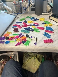 Lotto 71 Barrette Colorate Vintage Snap Tight Goody Barrettes 24 Set 23 Singoli - Foto 1 di 3