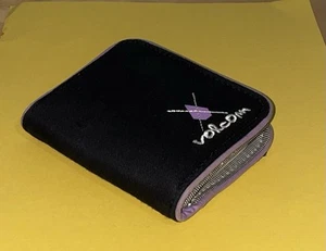 NUEVO ~ VOLCOM~CARTERA/TARJETERO DE LONA CIERRE A PRESIÓN~ CON COMPARTIMENTO CON CREMALLERA/VENTANA - Imagen 1 de 12