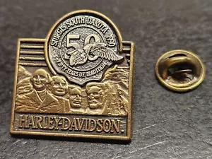 Harley-Davidson Sturgis South Dakota 1990 50° anniversario attacco spilla Rushmore - Foto 1 di 4