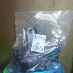 OEM Left Engine Mounting Insulator Assembly Fits For Mazda 2 2011-2015 DC5239070 - Picture 1 of 4