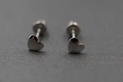 Pendiente pequeño y lindo corazón atornillado hacia atrás de oro blanco macizo de 14K 3,5 mm.  Foto 1 de 4