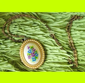 Vintage Avon Spring Floral Faux Pearl Locket Pendant Necklace Grannycore - Picture 1 of 5