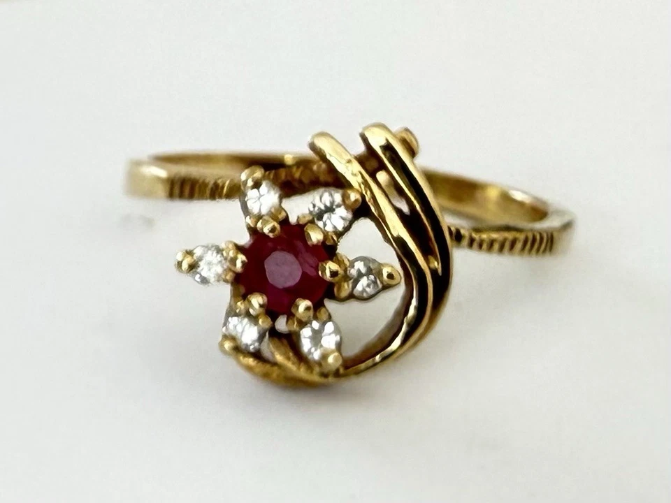 Bonito anillo de oro amarillo de 9 quilates con rubí y diamantes con impresionante doble florecimiento L1/2 Foto 1 de 1