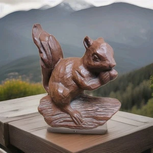 Vintage ROTE MÜHLE handgefertigtes geschnitztes Eichhörnchen auf Ast - Bild 1 von 7