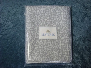 Matouk Margot längliche Tischdecke 100 % Leinen ~ silber/weiß ~ 70”x126” NEU!!! - Bild 1 von 4