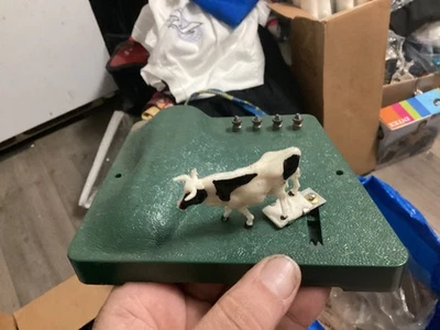 AMERICAN FLYER POST WAR 23791 S GAUGE, COW ON TRACKS-OPERATING ACTION - Image 1 of 2