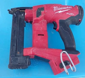 Grapadora corona estrecha Milwaukee 2749-20 M18 calibre 18 1/4" (solo herramienta) el mismo día  - Imagen 1 de 5