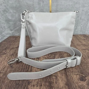 Bandolera HOBO Ashe Gris Cuero Pulido Convertible Minimalista Cápsula Clásica - Imagen 1 de 12