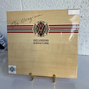 Caja de cigarros de madera Avo Uvezian 30 aniversario firma República Dominicana - Imagen 1 de 7