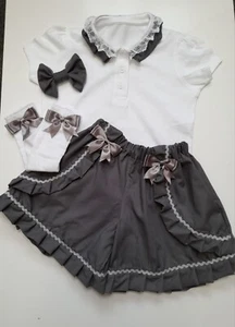 MÄDCHEN SCHULUNIFORM 2-14 JAHRE SHORTS POLOSHIRT SOCKEN SCHLEIFE BLAU UNI GRAU - Bild 1 von 1