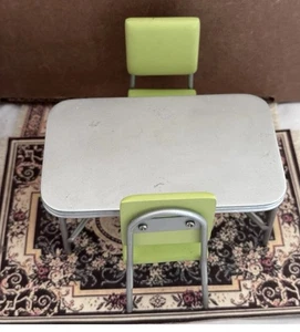 Mesa de metal estilo miniatura vintage años 50 y dos sillas verdes - Imagen 1 de 8