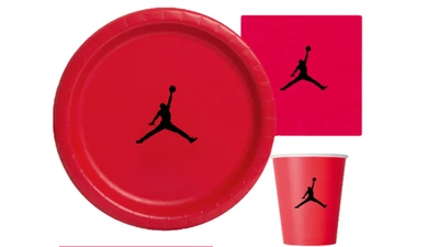 Juego de platos de fiesta de papel de zapato personalizado, rojo, 60 unidades, tema de baloncesto, Jumpman Foto 1 de 4