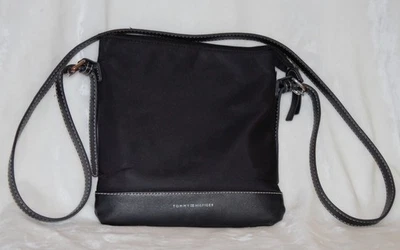 Cartera Bandolera Tommy Hilfiger Negra Nylon Imitación Cuero Borde Foto 1 de 4