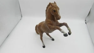 Breyer 931 Woodgrain King Stallone da Combattimento Modello Allevamento Cavallo Orecchio Scheggiato - Foto 1 di 4