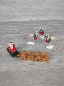 Flamencos rosas Dpt 56 Snow Village con coronas + trineo y renos de Papá Noel - Imagen 1 de 8