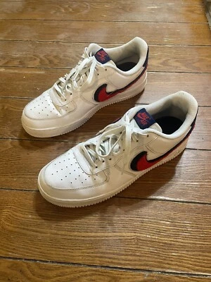 Nike Air Force 1 '07 LV8 "Chenille Swoosh" Rojo Blanco Azul 823511-106 Para hombres 11 Foto 1 de 4