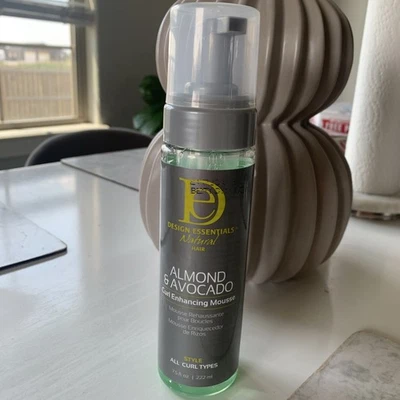 Mousse potenciadora de rizos de almendra y aguacate natural Design Essentials, 7,5 fl oz Foto 1 de 3