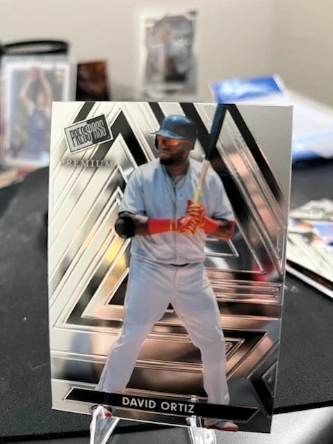 Pase de prensa premium David Ortiz 2024 base prismática plateada #14 Medias Rojas Salón de la fama Foto 1 de 1