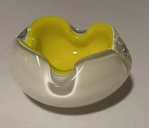 "Cenicero vintage de vidrio transparente amarillo y blanco estilo Murano 5""" - Imagen 1 de 9
