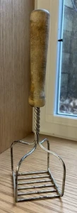 Trituradora de patatas primitiva vintage alambre torcido con mango de madera - Imagen 1 de 3