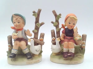 Par de estatuillas de niño y niña Erich Stauffer de colección 'Farm Frolics' de aproximadamente 5,25" de alto - Imagen 1 de 14