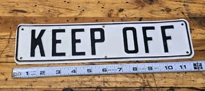 Vintage NOS geprägter erhöhter Buchstabe "Keep Off" Blechschild - Bild 1 von 2
