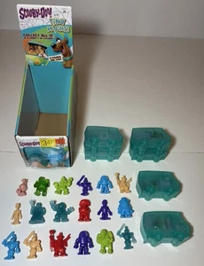 Scooby Doo Tiny Mights 18 Mini Figuren gemischt Farben Set CultureFly mit Display Box - Bild 1 von 9
