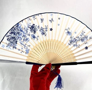 Ventaglio floreale blu e bianco bambù portatile regalo decorativo - Foto 1 di 7