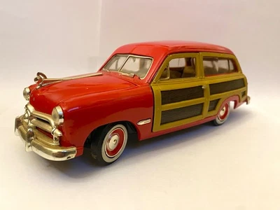 Carro de brinquedo vintage vermelho 1949 Ford Woody Wagon fundido escala 1:24 metal colecionável - Imagem 1 de 4