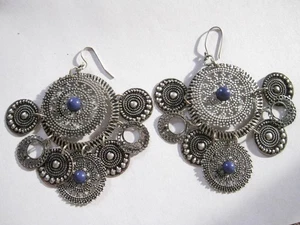 Silberfarbene verzierte Ohrhänger mit blauen Lapissteinen 3" lang 8 durchbrochene Scheiben - Bild 1 von 7