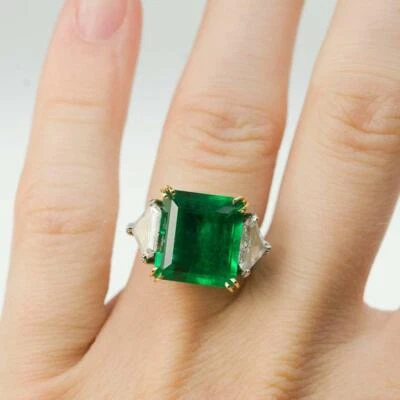 Brillante anillo de tres piedras esmeralda de 10,12 quilates con forma de triángulo de 1,35 quilates circonita cúbica Foto 1 de 4
