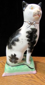 19TH C ANTIQUE STAFFORDSHIRE ENGLAND PORCELAIN BLACK WHITE CAT FIRUR (EZS002465) - Picture 1 of 8