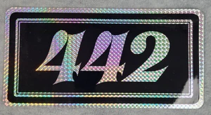 Vintage Oldsmobile 442 Nummernschild Aufkleber Prismatisch Schwarz/Silber NEU - Bild 1 von 2