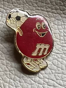 M&M CHARACTER FOOTBALLER 1993 MARS RARE pin badge lapel brooch - Picture 1 of 3
