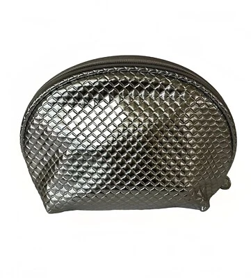 Bolsa de Maquillaje Cosmético Nordstrom Plateada Metálica Cremallera Con Forma de Viaje Foto 1 de 4