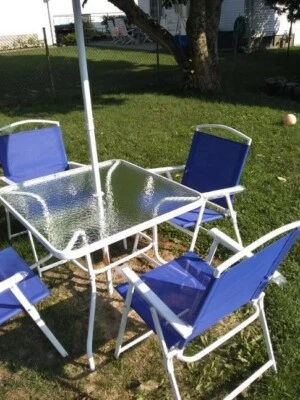 Juego de patio de 6 piezas, con sombrilla. No incluye base. Foto 1 de 4