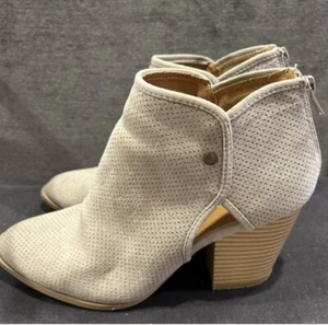 Botas para mujer Qupid al tobillo beige imitación gamuza patrón perforado cremallera 7 - Imagen 1 de 8