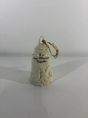 Adorno de Navidad Campana Vintage "Nuestra Primera Navidad Juntos" con Palomas Foto 1 de 3