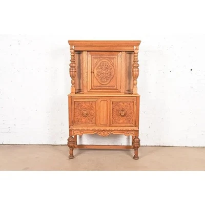 Antiguo gabinete de bar inglés jacobeo tallado de roble y madera burl, alrededor de 1920 Foto 1 de 4