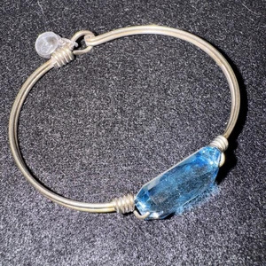 Brazalete Luca + Dani envuelto en alambre piedra azul plata (pequeño) - Imagen 1 de 4