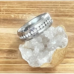 Nuevo Anillo Banda Gruesa de Tungsteno Plata con Cristales de Canal -8mm Ancho -Talla 10 - Imagen 1 de 12