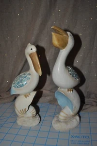 Set/2 PELIKANPAAR sitzend auf MUSCHELN blaues Glas MOSAIK Strand Figur 10"",8,5"" - Bild 1 von 7