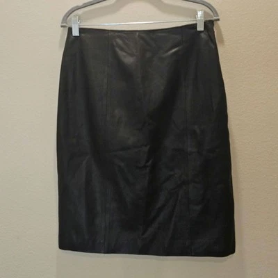 Falda lápiz de cuero de oveja negra para mujer Neiman Marcus talla 8. Foto 1 de 4